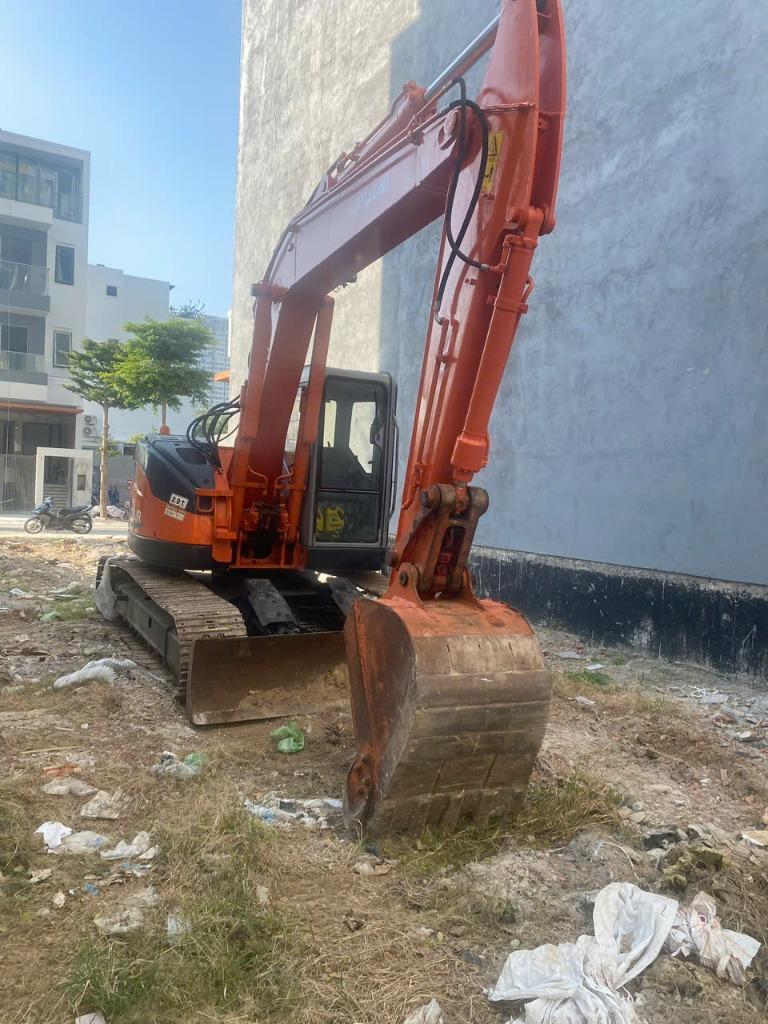 Góc trực diện cần cẩu và gầu múc Hitachi EX135UR - Cơ Giới Lực Lâm