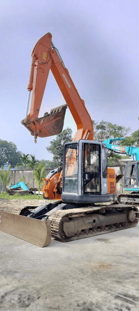 Máy xúc đào Hitachi EX135UR nâng cần và trang bị lưỡi ủi ben gạt trước tại bãi xe - Cơ Giới Lực Lâm